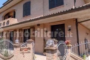 Villa con 2 appartamenti per 2 famiglie