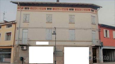 Casa su tre piani in centro Romans