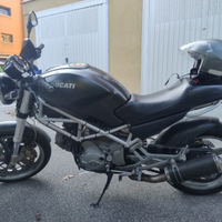 Ducati Monster del 2003 con giacca