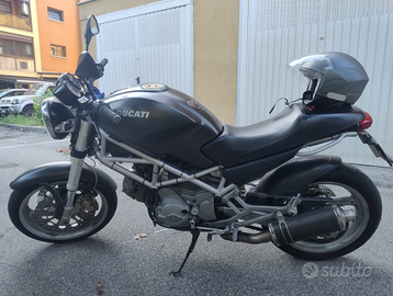 Ducati Monster del 2003 con giacca