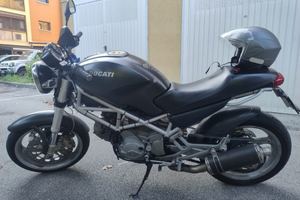 Ducati Monster del 2003 con giacca