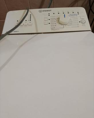 Lavatrice Indesit con ilcestello  rotto