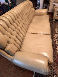 divano pelle stile capitonné