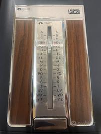 Rubrica a scatto in metalli