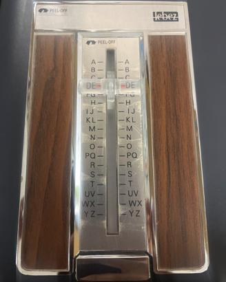 Rubrica a scatto in metalli