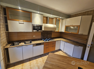 Cucina usata angolare completa di elettrodomestici