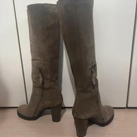 Stivali in camoscio beige