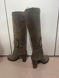 Stivali in camoscio beige