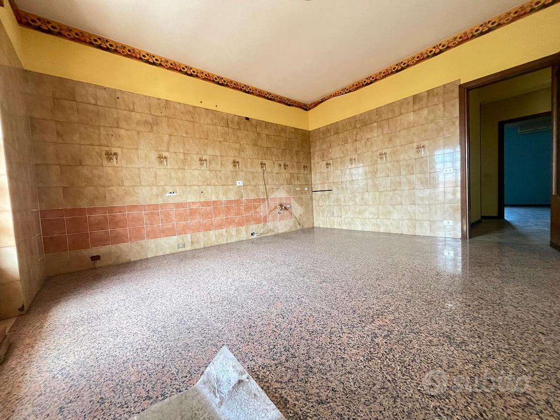 4 LOCALI A REGGIO DI CALABRIA - Vista 5