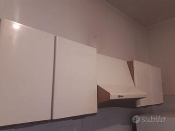 Pensili da cucina bianchi con cappa Salvarani