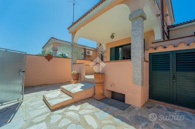 VILLA A SCHIERA A SAN TEODORO