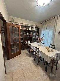 Parete attrezzata + Tavolo e Sedie Legno Noce