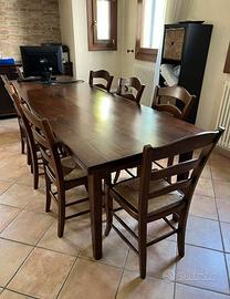 Sedie e tavolo in legno