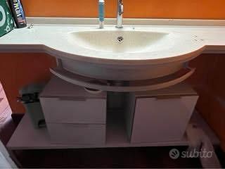 mobile da bagno con il piano lavabo in pietra