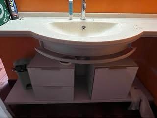 mobile da bagno con il piano lavabo in pietra