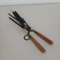 Vecchio ferro arricciacapelli ghisa e manico legno