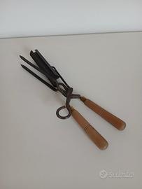 Vecchio ferro arricciacapelli ghisa e manico legno