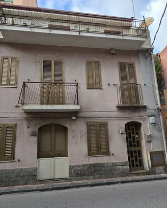 Itala intero stabili composto da 3 appartamenti