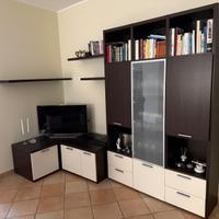 Parete attrezzata e tavolino