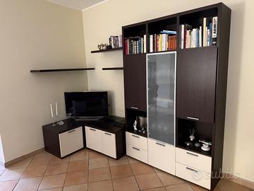 Parete attrezzata e tavolino