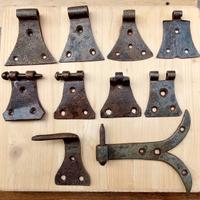 Antiche cerniere a farfalla in ferro battuto