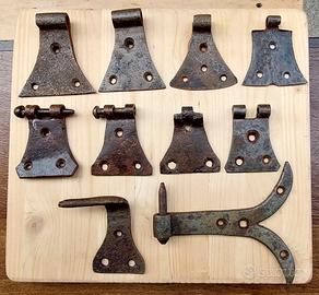 Antiche cerniere a farfalla in ferro battuto