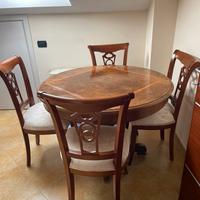 Tavolo in legno con n. 4 sedie