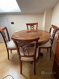 Tavolo in legno con n. 4 sedie