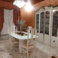 Sala da pranzo classica bianca  