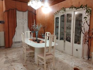 Sala da pranzo classica bianca  