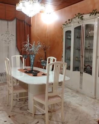 Sala da pranzo classica bianca  