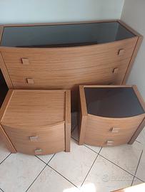 como due comodini e specchio