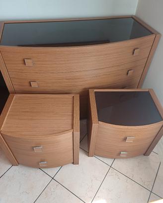 como due comodini e specchio