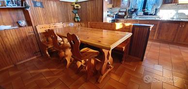 Tavolo con sedie e cassapanca tirolese 