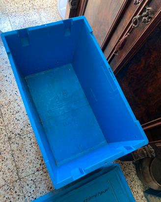 Contenitori in plastica impilabili