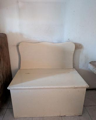 Panca con contenitore per legna