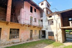 Rustico di ampia metratura in centro paese