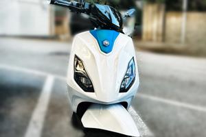 Piaggio One Active Bianco ed Azzurro ELETTRICO