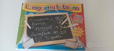 lavagnetta in legno con gessetti e cancellino