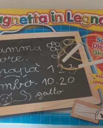 lavagnetta in legno con gessetti e cancellino