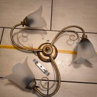 Lampadario a tre punti luce in ferro battuto oro.