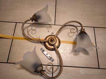 Lampadario a tre punti luce in ferro battuto oro.