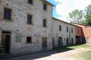 Rustico / Casale di 300 m² con posto auto a Anghia
