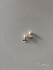 Orecchini di perle bianche e oro bianco