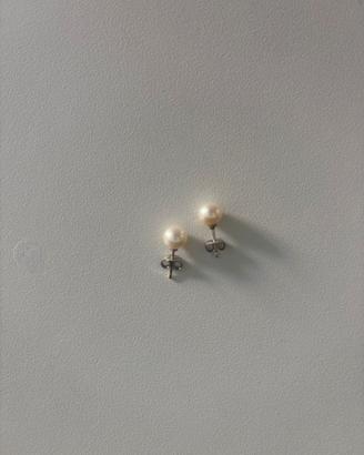 Orecchini di perle bianche e oro bianco