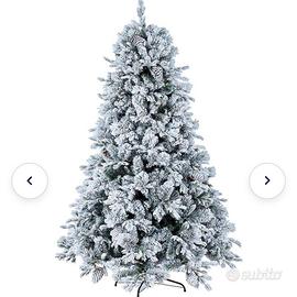 Albero di natale innevato