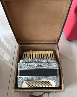 Fisarmonica d’epoca Muza con valigia originale