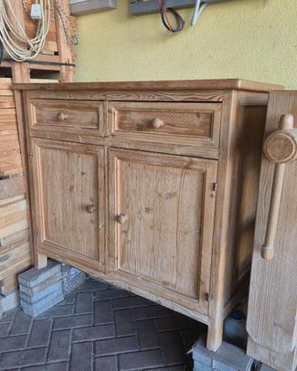 Credenza in stile tirolese