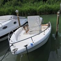 barca con posto e motore