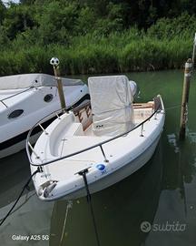 barca con posto e motore